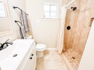 Huge House Fun Central 4BD 3BA with POOL