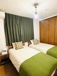 Yun jian Designer Entire House for 8 with 7 Beds 4 Bedrooms Near Public Transport 3 min Walk &Balcony Kitchen Free Parking &2 Toilets 1 Bath