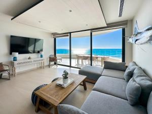 2BR Beachfront Retreat with Amazing Views