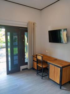 Phòng Deluxe Giường Đôi/2 Giường Đơn Nhìn Ra Hồ Bơi (Deluxe Double or Twin Room with Pool View)