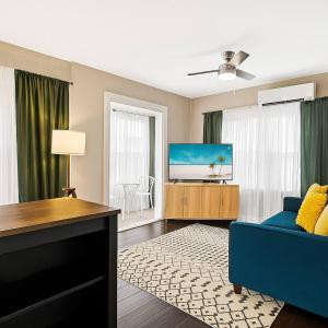 Large Top Floor Lookout (Pet-friendly) King 1 Bed