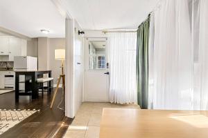 Large Top Floor Lookout (Pet-friendly) King 1 Bed