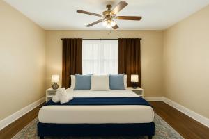 Sky Retreat King 1 bed Plus Den (pet-friendly)