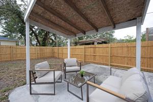 Sky Retreat King 1 bed Plus Den (pet-friendly)