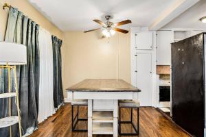 Sky Retreat King 1 bed Plus Den (pet-friendly)