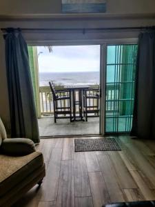 2 Bd, Oceanfront Oasis, Lots of deals and Winter Texans book early