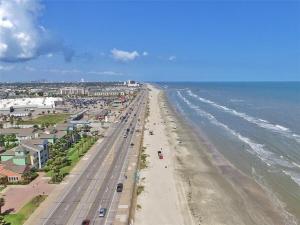 2 Bd, Oceanfront Oasis, Lots of deals and Winter Texans book early