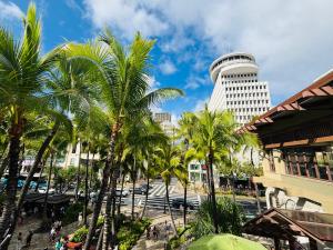 Royal Kuhio 1812 - 1BR with partial ocean view in the Heart of Waikiki with Free Parking!