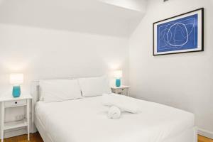 Central art-deco 1bed with balcony & aircon