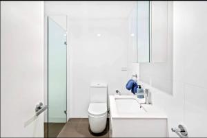 Central art-deco 1bed with balcony & aircon