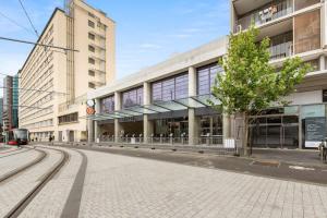 Central art-deco 1bed with balcony & aircon