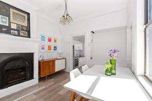 Peaceful 2 bedroom with private backyard and BBQ