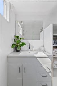 Peaceful 2 bedroom with private backyard and BBQ