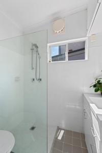 Peaceful 2 bedroom with private backyard and BBQ