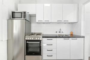 Peaceful 2 bedroom with private backyard and BBQ