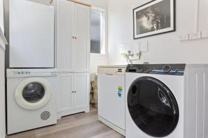 Peaceful 2 bedroom with private backyard and BBQ