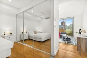 Central, modern 1 bedroom with air-con & balcony