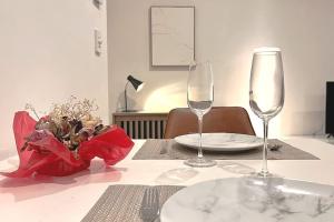 Central stylish 1 bedroom with balcony and air-con