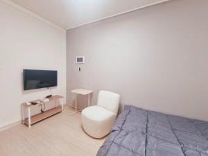 06 The house of Gangnam 1 minute from Shin Nonhyeon Station