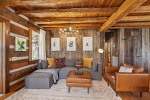 Cozy Lux Cabin With Game Room