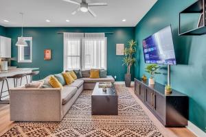 Huge Roof Deck with Games 10 Mins To Broadway