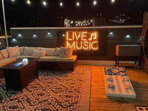 Huge Roof Deck with Games 10 Mins To Broadway