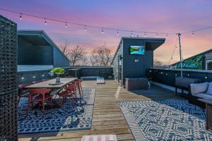 Huge Roof Deck with Games 10 Mins To Broadway