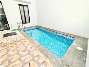 Arrayyan B-12 Luxe Balcony