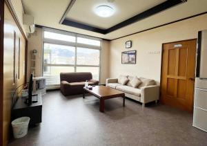 Furano House, 1F Apartment, 2 Bedrooms, Max 7PP, Near JR, Group Travel, Onsite Parking