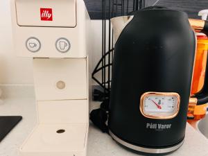 1 minute from Hongdae Entrance Station #4 beds #hotel bedding #Hongdae main street #famous restaurants #luggage storage #popular accommodation #3 rooms