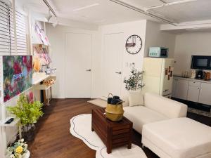 1 minute from Hongdae Entrance Station #4 beds #hotel bedding #Hongdae main street #famous restaurants #luggage storage #popular accommodation #3 rooms