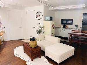 1 minute from Hongdae Entrance Station #4 beds #hotel bedding #Hongdae main street #famous restaurants #luggage storage #popular accommodation #3 rooms