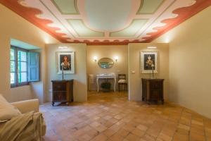Historic Villa With Pool Near Cortona