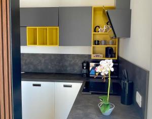 GEA SEAVIEW APARTMENT - Bright Top-Floor Gem in central Nettuno, Steps from the Station