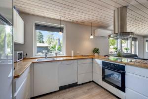 Holiday Home With Outdoor Jacuzzi And Shelter