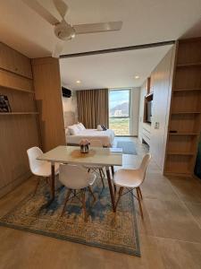 Hermoso y moderno Loft con Piscinas, vista al Mar y cerca de la Playa