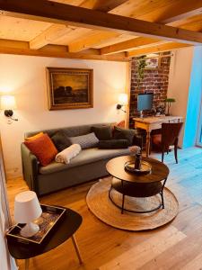 Urban Hideaway Cozy Loft, Green Courtyard and AC