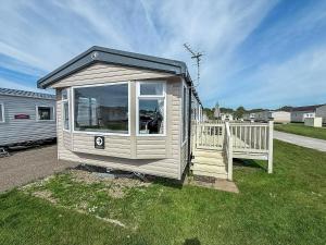 6 Berth Caravan With Decking At Sunnydale Holiday Park Ref 35243Kg