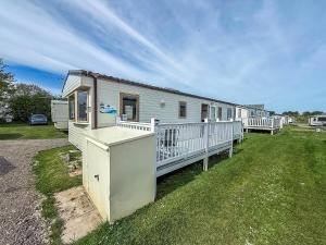 8 Berth Caravan With Decking At Sunnydale In Lincolnshire Ref 35087S
