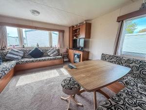 8 Berth Caravan With Decking At Sunnydale In Lincolnshire Ref 35087S