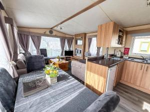 8 Berth Caravan With Wifi At Sunnydale Park In Skegness Ref 35220Kc
