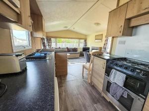 Lovely 6 Berth Caravan At Sunnydale Holiday Park Ref 35375S