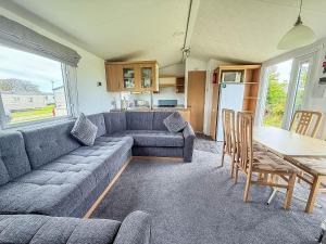 Cosy 8 Berth Caravan With Lovely Field Views At Sunnydale Ref 35353S