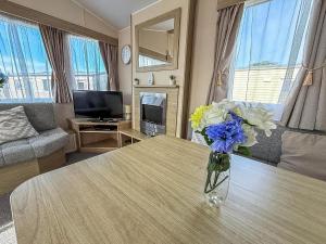 Homely 4 Berth Caravan For Hire In Lincolnshire At Sunnydale, Ref 35122S
