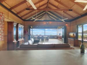 Absolute Beachfront and Pool House