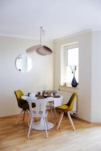 Moderne Fewo mit Balkon und Parkplatz - salt apartments