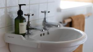 Stunning 4-Bed Thatched Cottage in Oxfordshire!