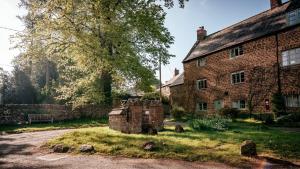 Stunning 4-Bed Thatched Cottage in Oxfordshire!