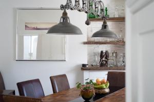 Large Open Plan Cottage with Balcony BBQ Area