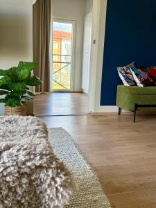 Bohemian Luxury with private Sauna, own carparking, 3 km from airport